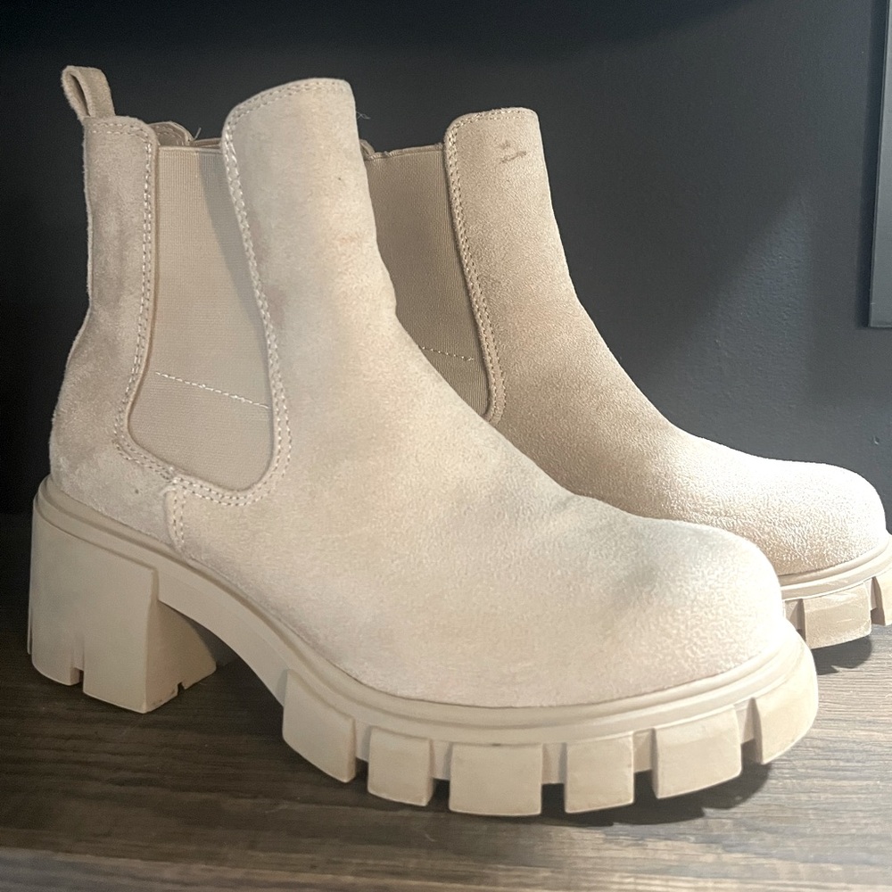 Madden Girl Cream Ankle Suede Boots with Chunky Platform Woman’s size 6.5